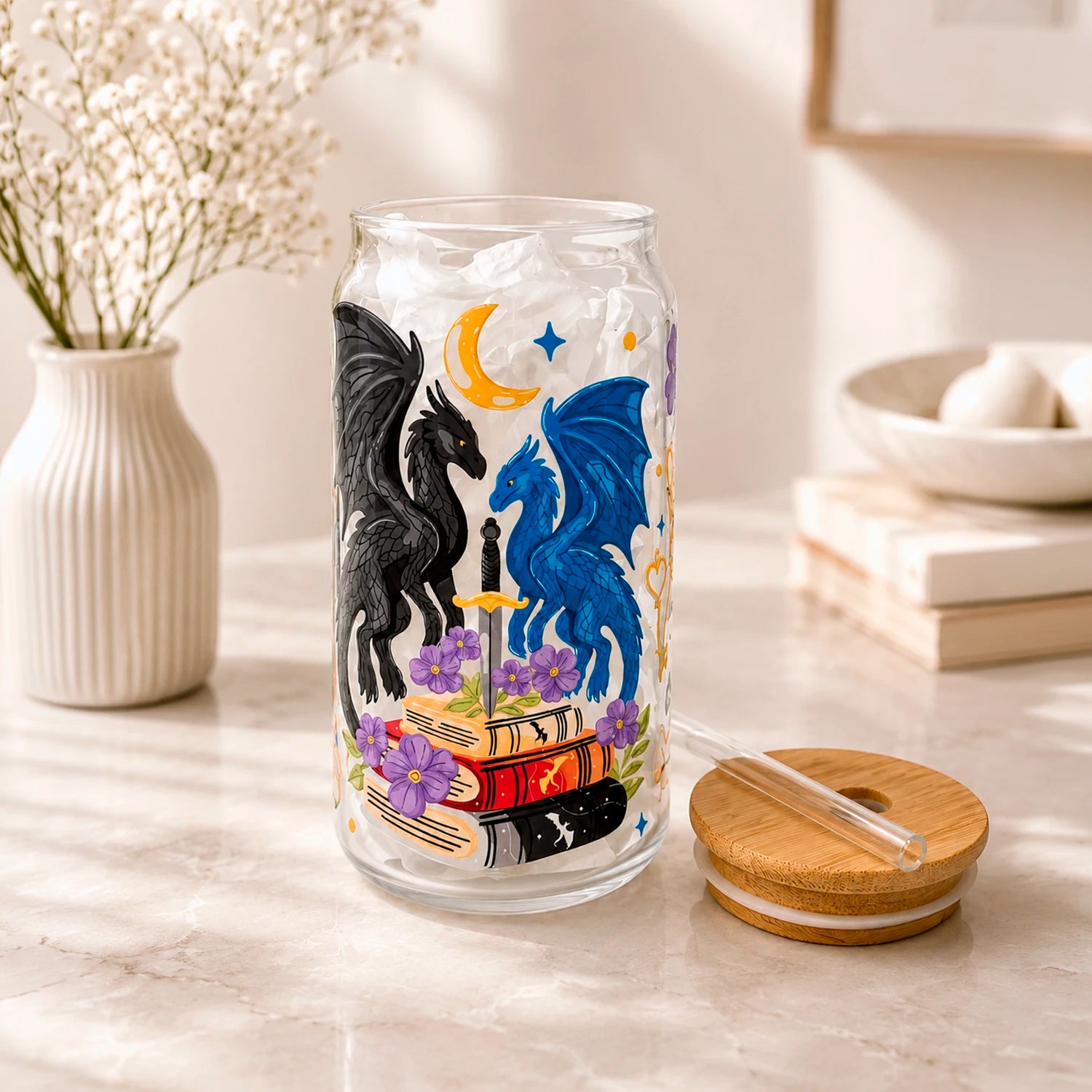 Vaso de vidrio transparente Cuarta Ala 500 ml con tapa de bambú, bombilla de vidrio y diseño de dragones, flores y detalles de fantasía.