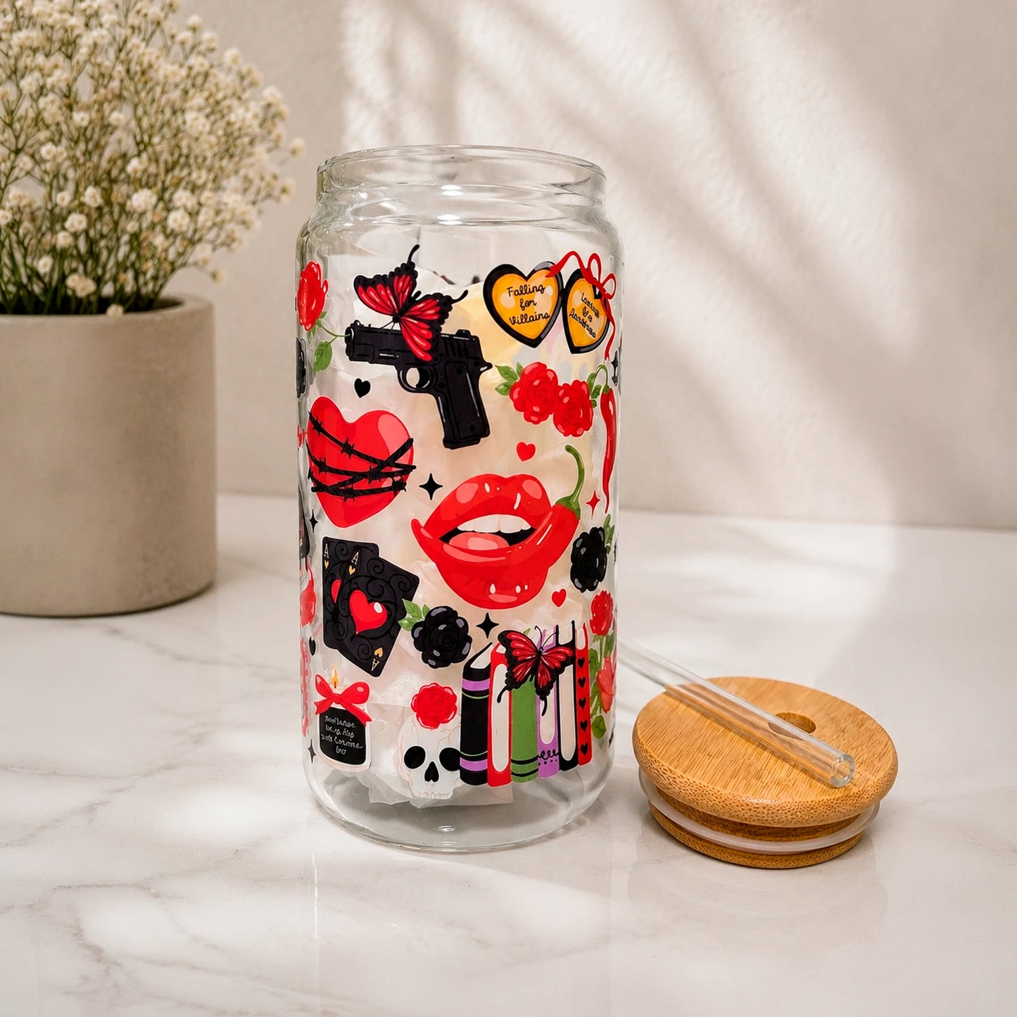 Vaso de vidrio transparente Dark Romance 500 ml con tapa de bambú, bombilla de vidrio y diseño gótico con rosas, corazones y detalles oscuros.