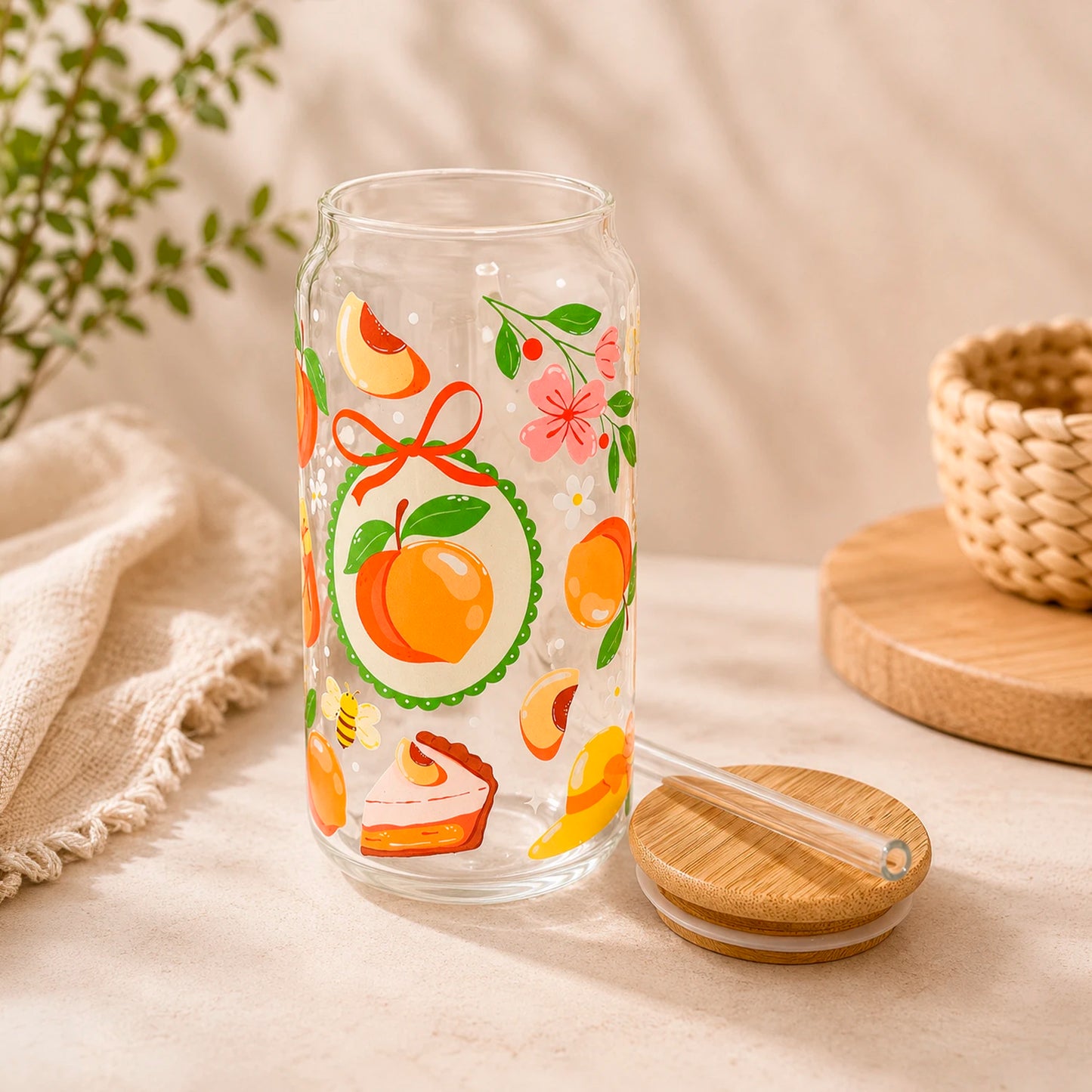 Vaso de vidrio transparente Durazno Dulce 500 ml con tapa de bambú, bombilla de vidrio y diseño de duraznos, flores, abejas y detalles primaverales.