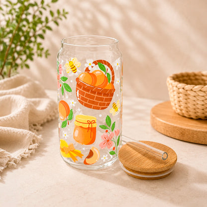 Vaso de vidrio transparente Durazno Dulce 500 ml con tapa de bambú, bombilla de vidrio y diseño de duraznos, flores, abejas y detalles primaverales.