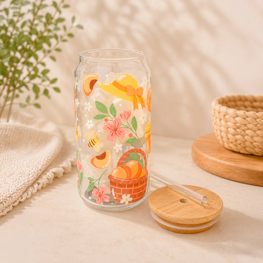 Vaso de vidrio transparente Durazno Dulce 500 ml con tapa de bambú, bombilla de vidrio y diseño de duraznos, flores, abejas y detalles primaverales.