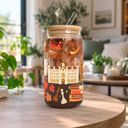 Vaso de vidrio transparente Escuela de Magia 500 ml con tapa de bambú, bombilla de vidrio y diseño inspirado en Harry Potter con castillo, carta, sombrero, escoba, lechuza y detalles mágicos.