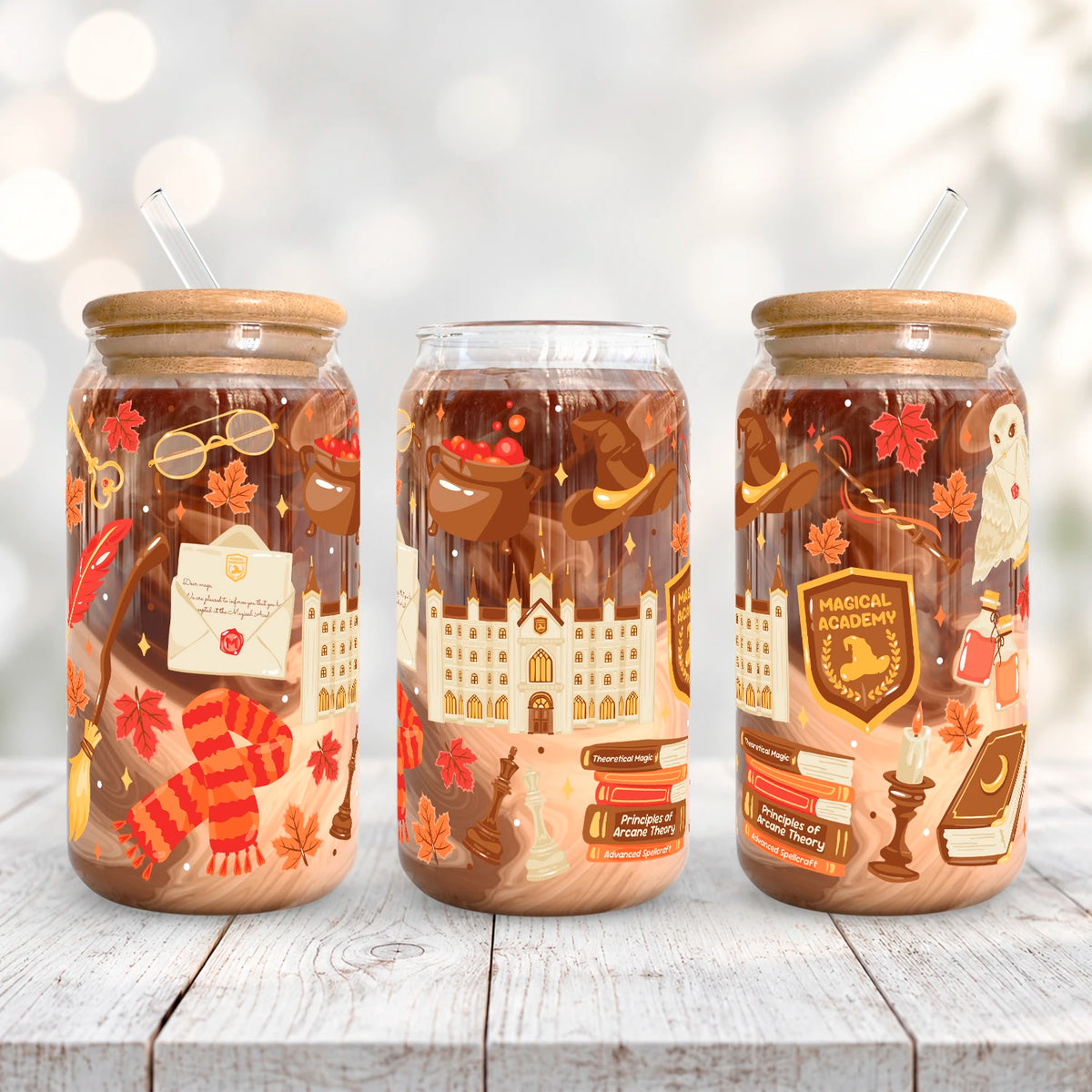 Vaso de vidrio transparente Escuela de Magia 500 ml con tapa de bambú, bombilla de vidrio y diseño inspirado en Harry Potter con castillo, carta, sombrero, escoba, lechuza y detalles mágicos.