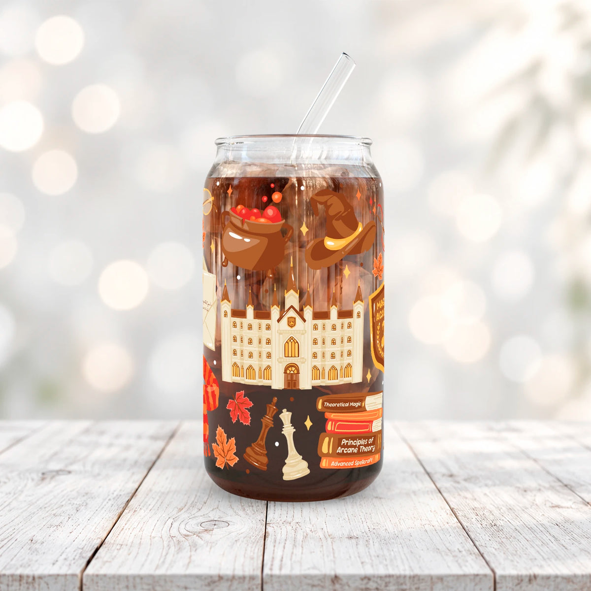 Vaso de vidrio transparente Escuela de Magia 500 ml con tapa de bambú, bombilla de vidrio y diseño inspirado en Harry Potter con castillo, carta, sombrero, escoba, lechuza y detalles mágicos.