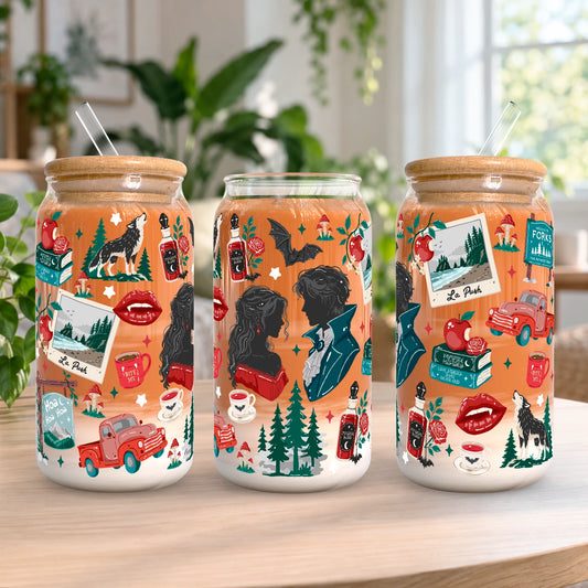 Vaso de vidrio transparente Forks, Washington 500 ml con tapa de bambú, bombilla de vidrio y diseño inspirado en Crepúsculo con vampiros, lobos, manzanas, bosque y detalles rojos.