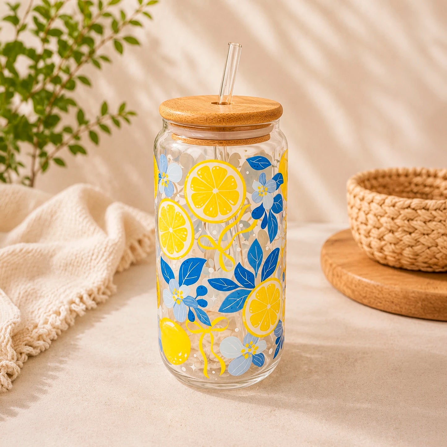 Vaso de vidrio transparente Lemon Bloom 500 ml con tapa de bambú, bombilla de vidrio y diseño de limones, flores azules y detalles amarillos.