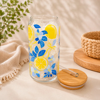 Vaso de vidrio transparente Lemon Bloom 500 ml con tapa de bambú, bombilla de vidrio y diseño de limones, flores azules y detalles amarillos.