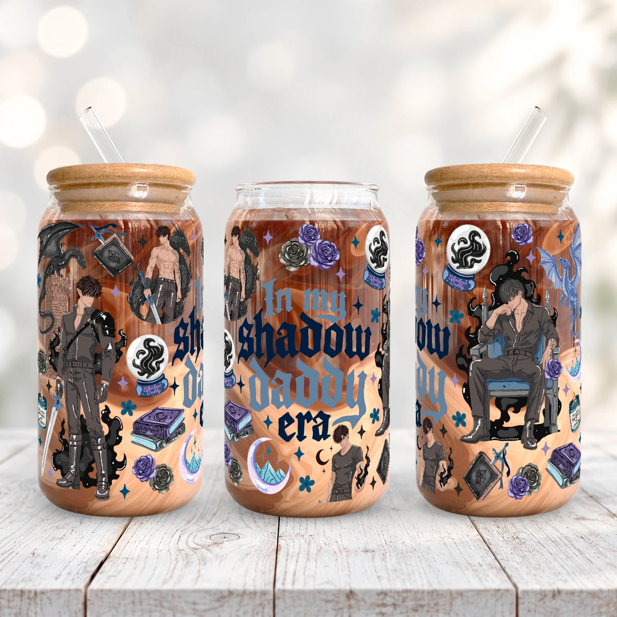 Vaso de vidrio transparente Shadow Daddy 500 ml con tapa de bambú, bombilla de vidrio y diseño romantasy con sombras, alas, personajes literarios y detalles oscuros.