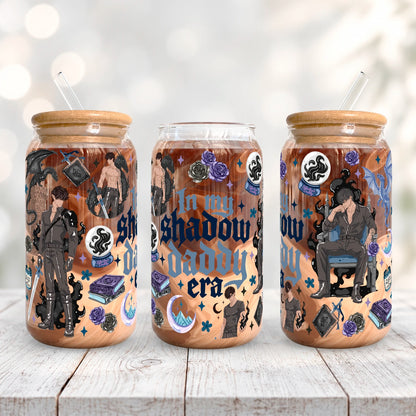 Vaso de vidrio transparente Shadow Daddy 500 ml con tapa de bambú, bombilla de vidrio y diseño romantasy con sombras, alas, personajes literarios y detalles oscuros.