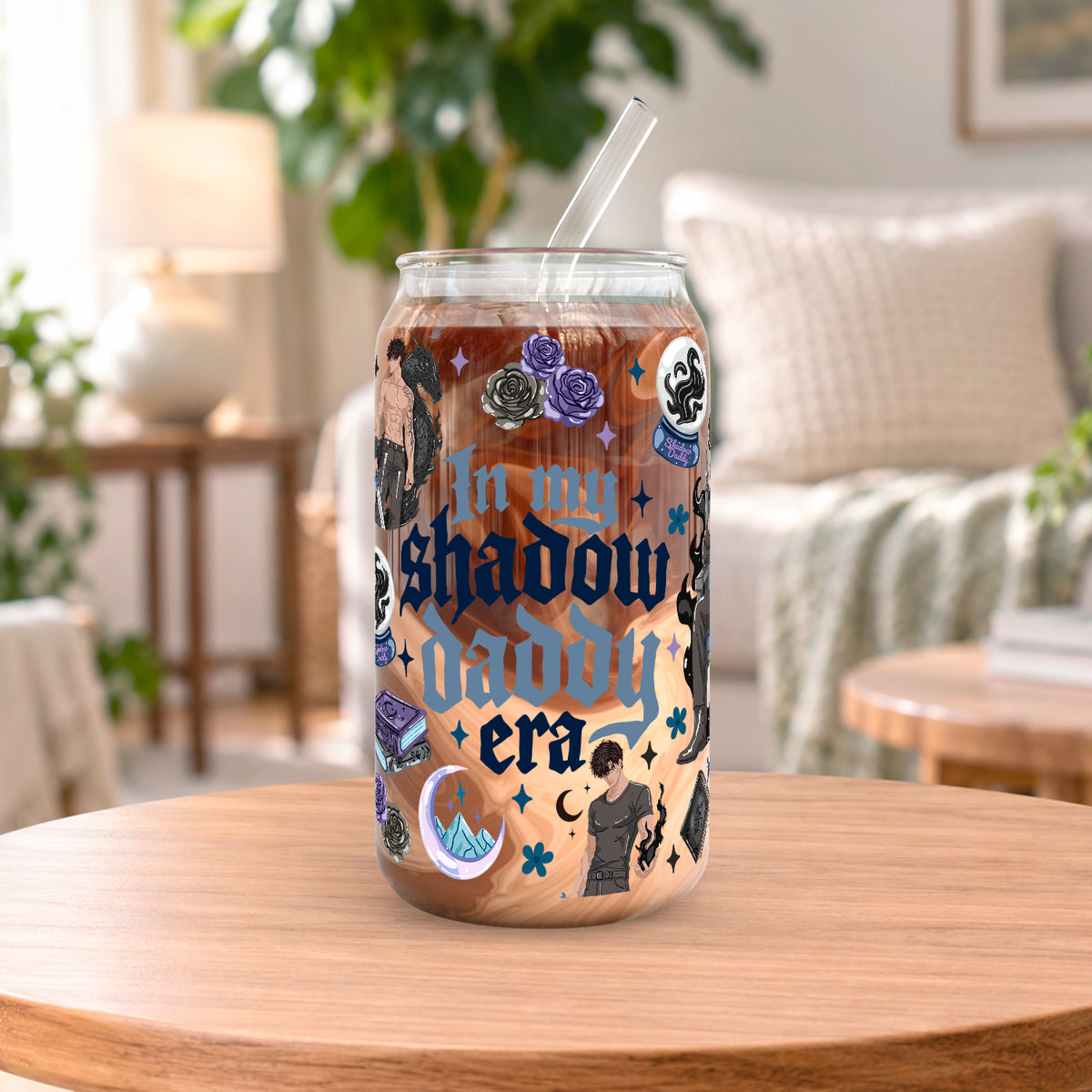 Vaso de vidrio transparente Shadow Daddy 500 ml con tapa de bambú, bombilla de vidrio y diseño romantasy con sombras, alas, personajes literarios y detalles oscuros.