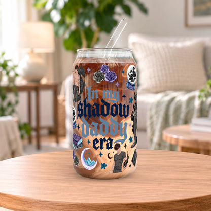 Vaso de vidrio transparente Shadow Daddy 500 ml con tapa de bambú, bombilla de vidrio y diseño romantasy con sombras, alas, personajes literarios y detalles oscuros.