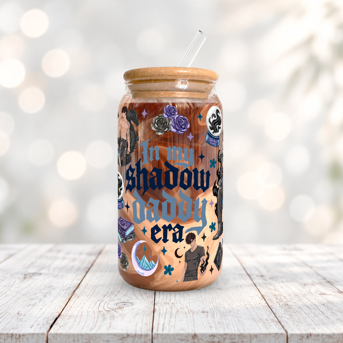 Vaso de vidrio transparente Shadow Daddy 500 ml con tapa de bambú, bombilla de vidrio y diseño romantasy con sombras, alas, personajes literarios y detalles oscuros.