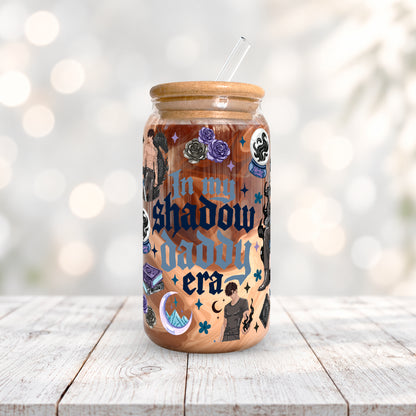 Vaso de vidrio transparente Shadow Daddy 500 ml con tapa de bambú, bombilla de vidrio y diseño romantasy con sombras, alas, personajes literarios y detalles oscuros.