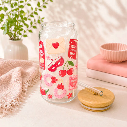 Vaso de vidrio transparente Spicy Reader 500 ml con tapa de bambú, bombilla de vidrio y diseño romántico con cerezas, corazones, antifaz, libros y detalles rojos.