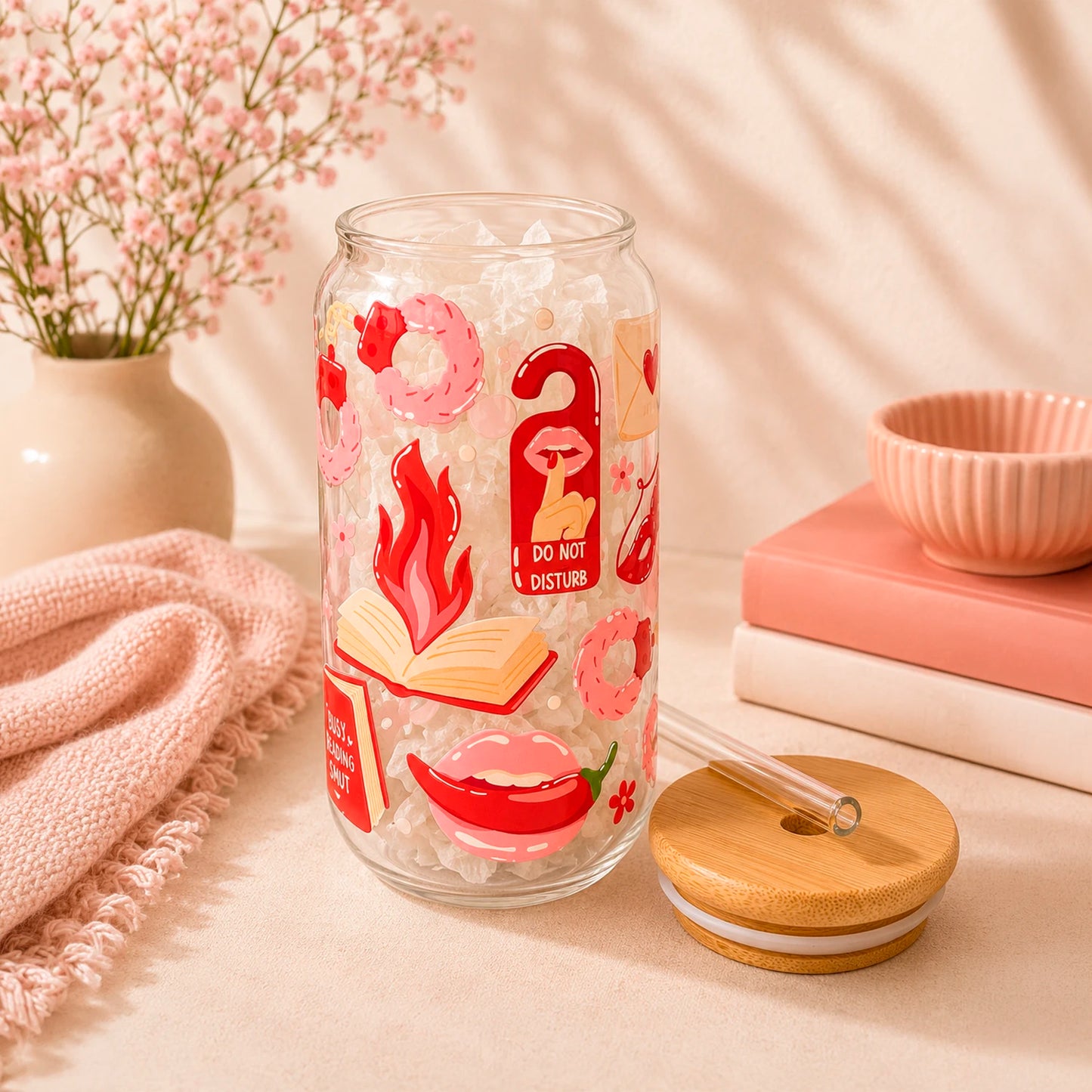 Vaso de vidrio transparente Spicy Reader 500 ml con tapa de bambú, bombilla de vidrio y diseño romántico con cerezas, corazones, antifaz, libros y detalles rojos.