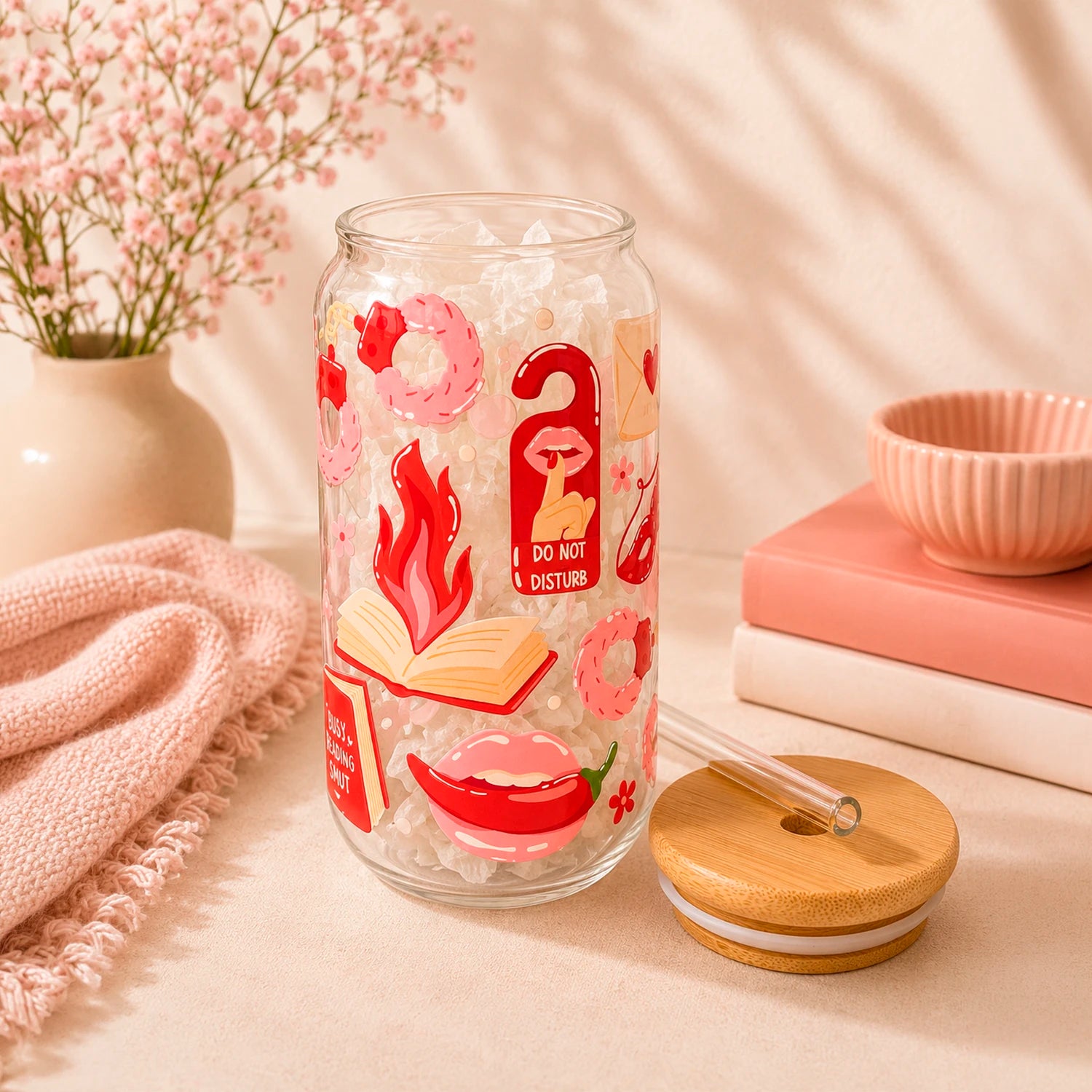 Vaso de vidrio transparente Spicy Reader 500 ml con tapa de bambú, bombilla de vidrio y diseño romántico con cerezas, corazones, antifaz, libros y detalles rojos.