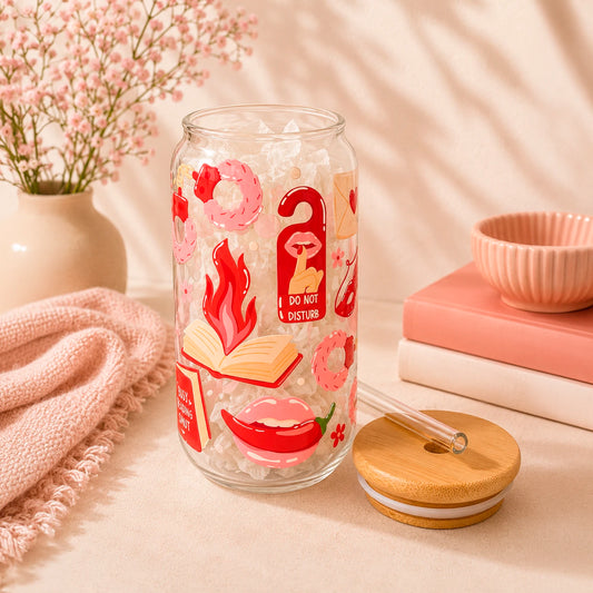Vaso de vidrio transparente Spicy Reader 500 ml con tapa de bambú, bombilla de vidrio y diseño romántico con cerezas, corazones, antifaz, libros y detalles rojos.