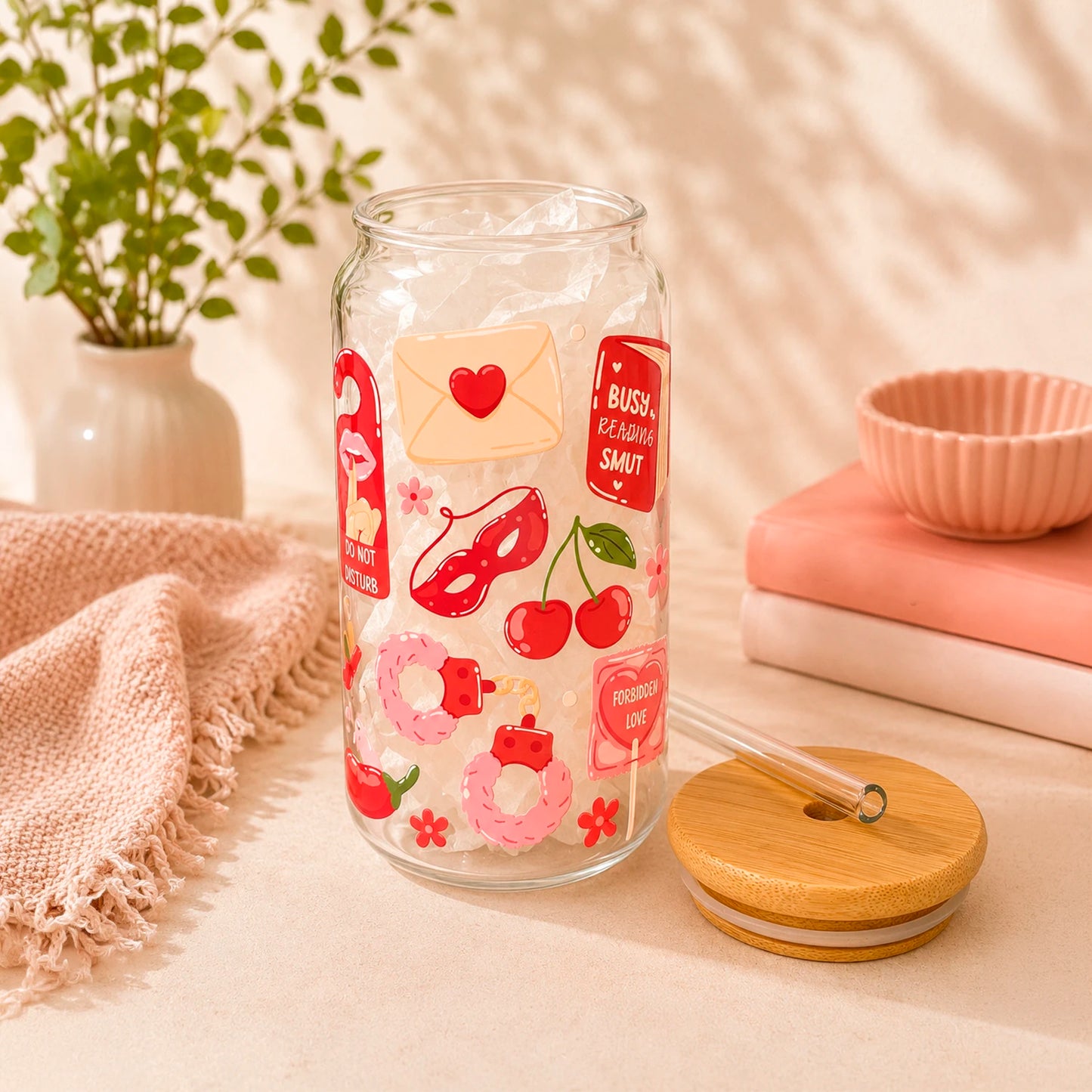 Vaso de vidrio transparente Spicy Reader 500 ml con tapa de bambú, bombilla de vidrio y diseño romántico con cerezas, corazones, antifaz, libros y detalles rojos.
