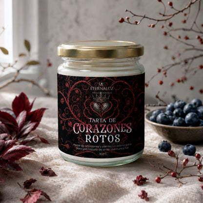 Vela aromática Tarta de Corazones Rotos con aroma a tarta de arándanos, vainilla y especias suaves, inspirada en Heartless