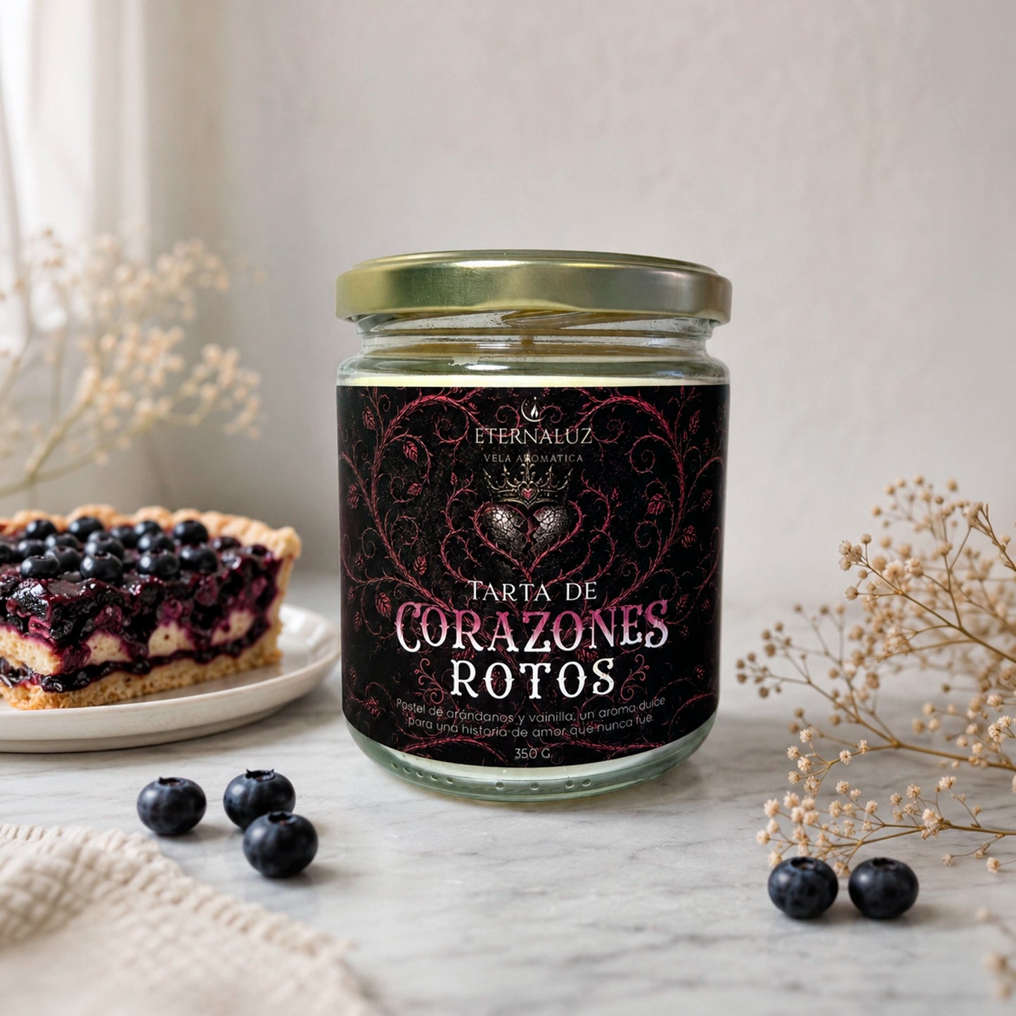 Vela aromática Tarta de Corazones Rotos con aroma a tarta de arándanos, vainilla y especias suaves, inspirada en Heartless