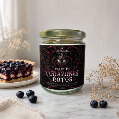 Vela aromática Tarta de Corazones Rotos con aroma a tarta de arándanos, vainilla y especias suaves, inspirada en Heartless