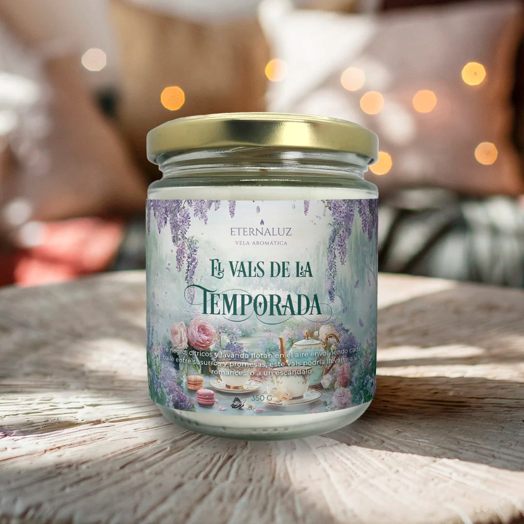 Vela literaria inspirada en los bailes de la Regencia, aroma a té negro, lavanda y citricos.