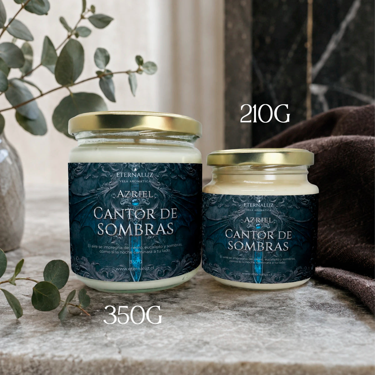 Vela Eternaluz inspirada en Azriel (ACOTAR), con aroma a cedro blanco, menta y eucalipto fresco. Aroma herbal y profundo