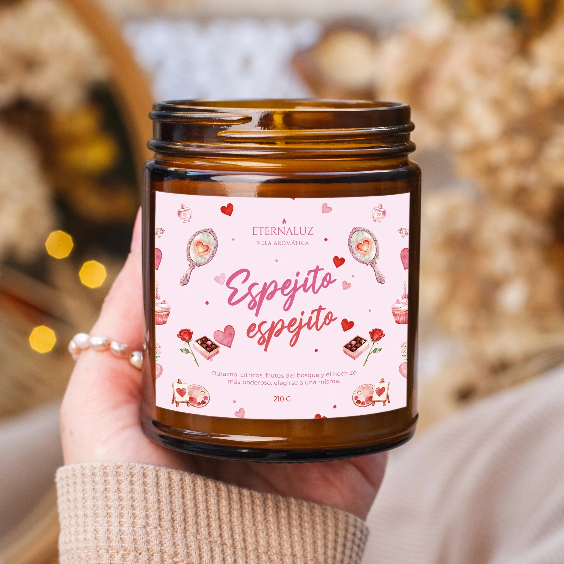 Vela aromática inspirada en Blancanieves, con notas de cítricos, durazno y almizcle, para momentos de autocuidado y amor propio.