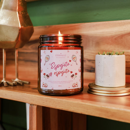 Vela aromática inspirada en Blancanieves, con notas de cítricos, durazno y almizcle, para momentos de autocuidado y amor propio.