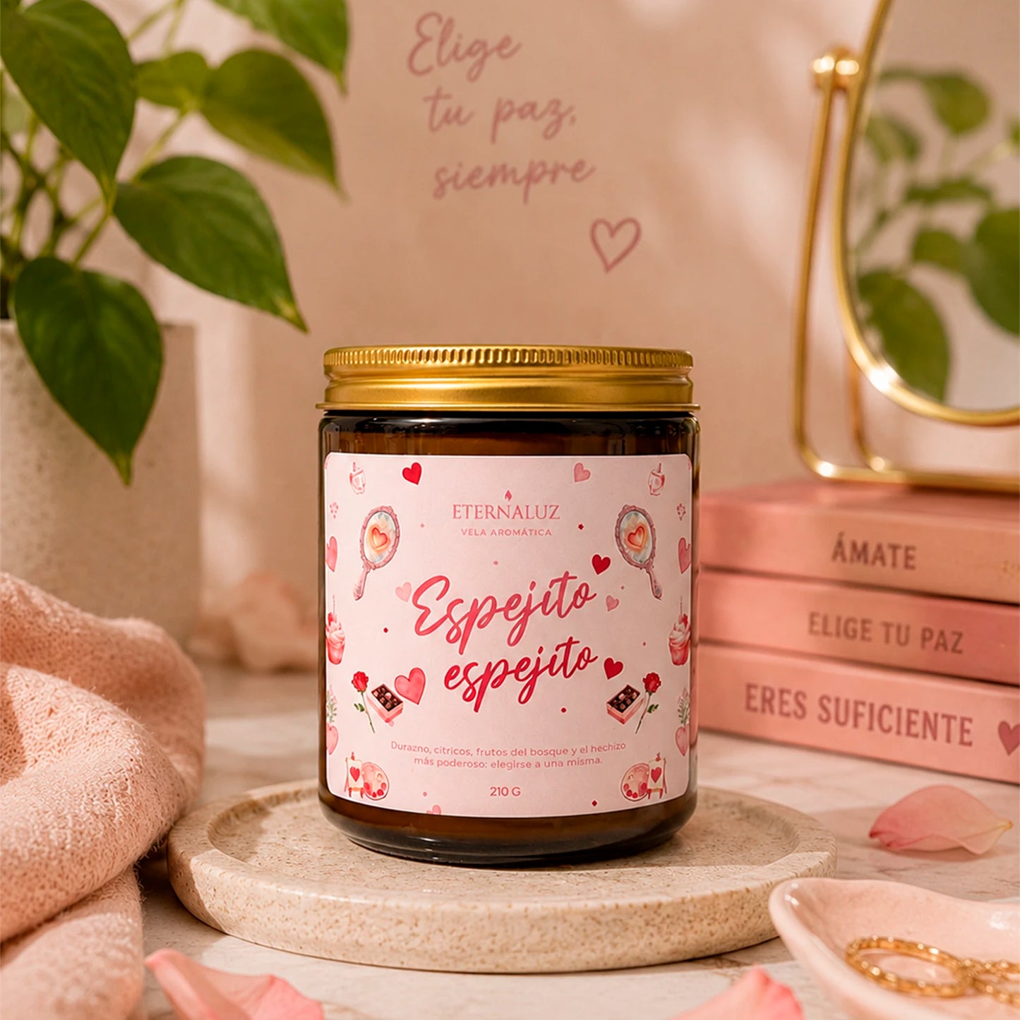 Vela aromática inspirada en Blancanieves, con notas de cítricos, durazno y almizcle, para momentos de autocuidado y amor propio.