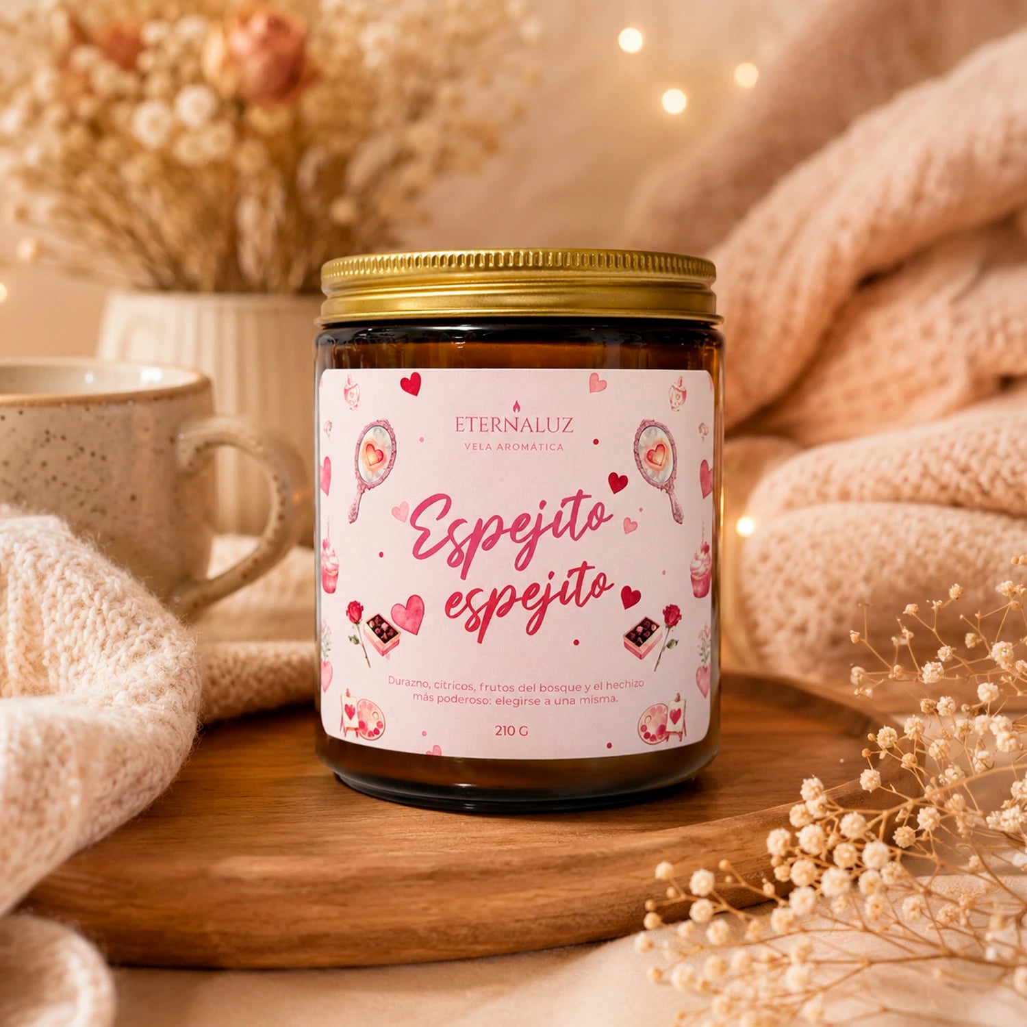Vela aromática inspirada en Blancanieves, con notas de cítricos, durazno y almizcle, para momentos de autocuidado y amor propio.