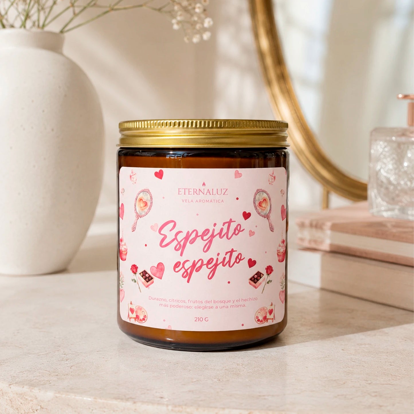 Vela aromática inspirada en Blancanieves, con notas de cítricos, durazno y almizcle, para momentos de autocuidado y amor propio.