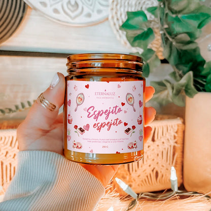 Vela aromática inspirada en Blancanieves, con notas de cítricos, durazno y almizcle, para momentos de autocuidado y amor propio.