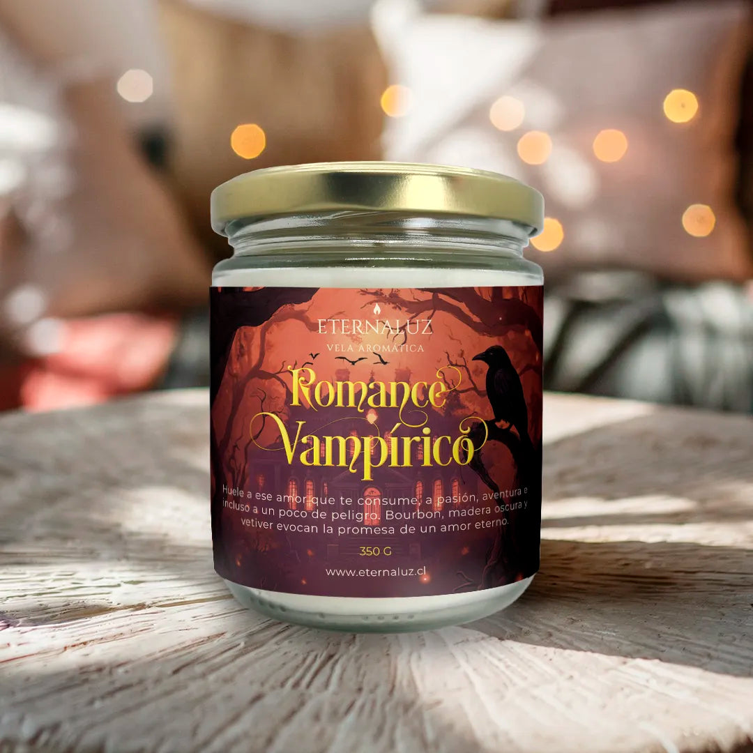 Vela aromática Romance Vampírico de Eternaluz con aroma a bourbon, madera oscura y vetiver profundo