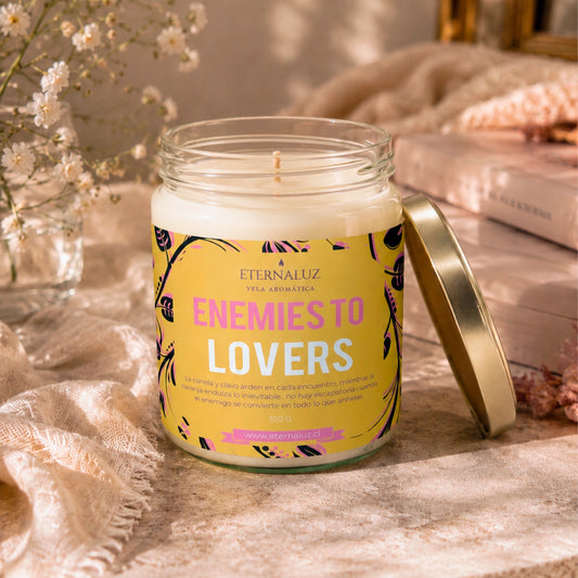 Vela literaria Enemies to lovers de Eternaluz con aroma a naranja, clavo, canela y notas especiadas
