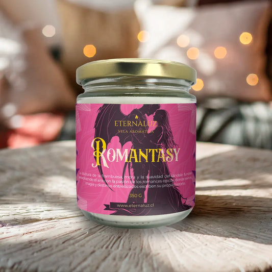 Vela aromática Romantasy de Eternaluz con aroma a frambuesa, sándalo y flor de cerezo