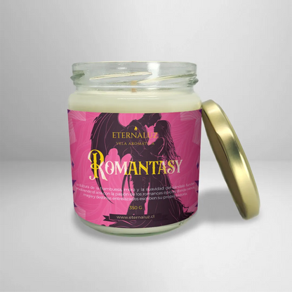 Vela aromática Romantasy de Eternaluz con aroma a frambuesa, sándalo y flor de cerezo