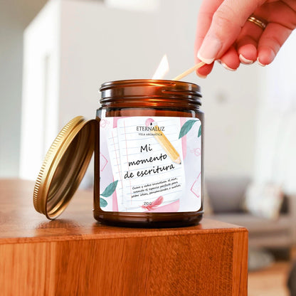 Vela aromática Eternaluz para escribir, con notas de teca, cuero, cedro y sándalo. Ideal para journaling y conexión creativa