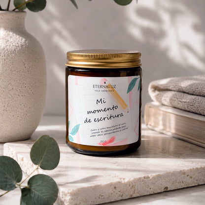 Vela aromática Eternaluz para escribir, con notas de teca, cuero, cedro y sándalo. Ideal para journaling y conexión creativa