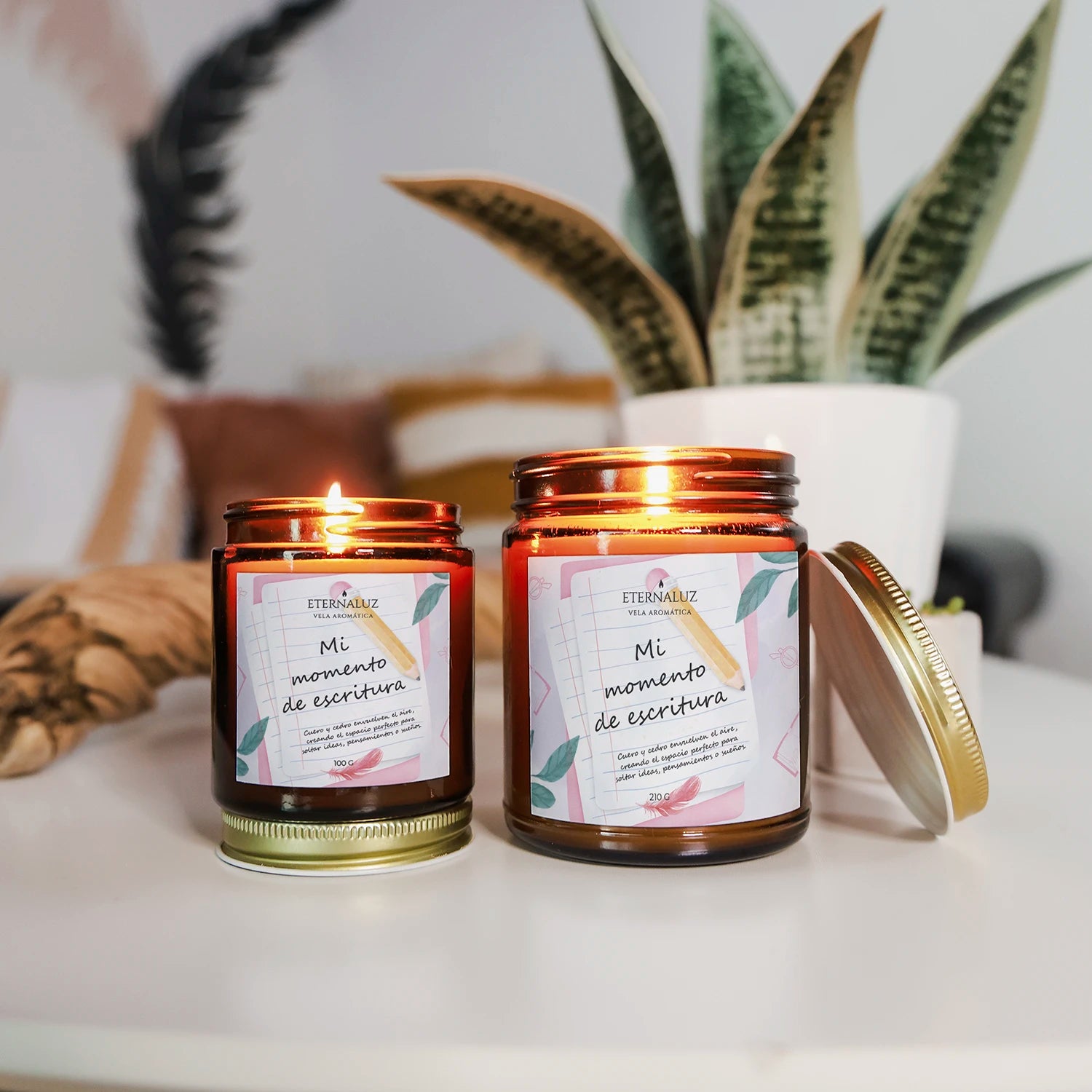 Vela aromática Eternaluz para escribir, con notas de teca, cuero, cedro y sándalo. Ideal para journaling y conexión creativa