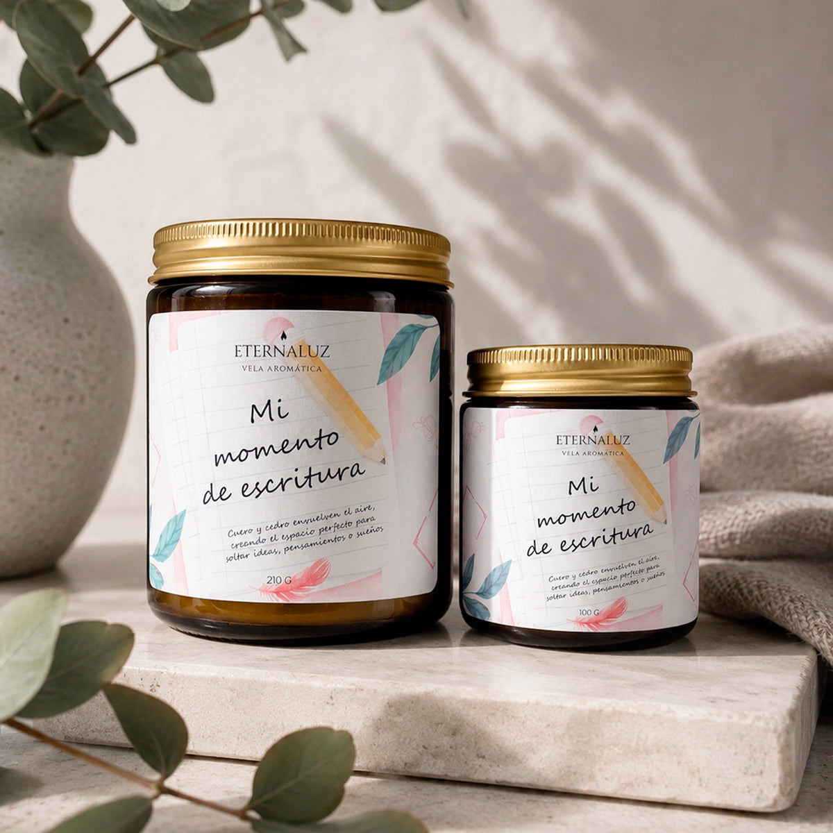 Vela aromática Eternaluz para escribir, con notas de teca, cuero, cedro y sándalo. Ideal para journaling y conexión creativa