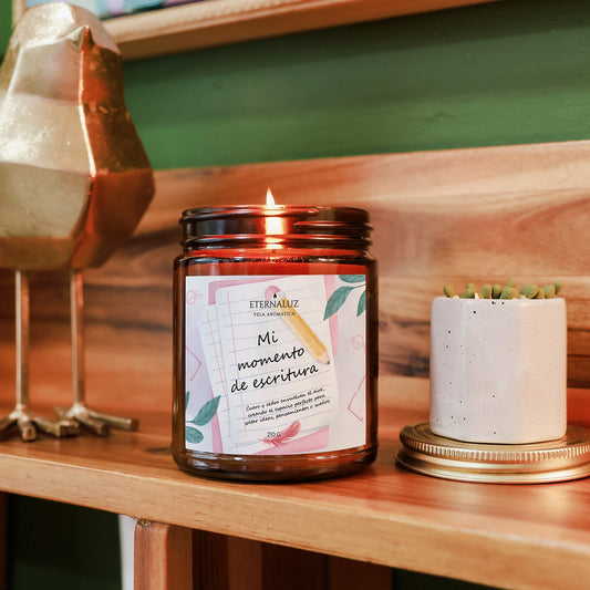 Vela aromática Eternaluz para escribir, con notas de teca, cuero, cedro y sándalo. Ideal para journaling y conexión creativa