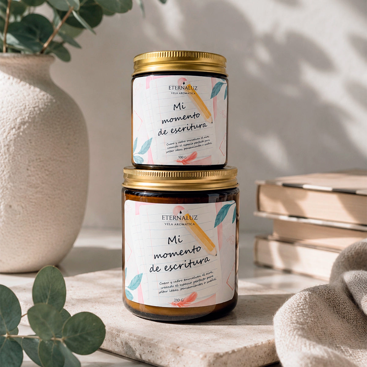 Vela aromática Eternaluz para escribir, con notas de teca, cuero, cedro y sándalo. Ideal para journaling y conexión creativa