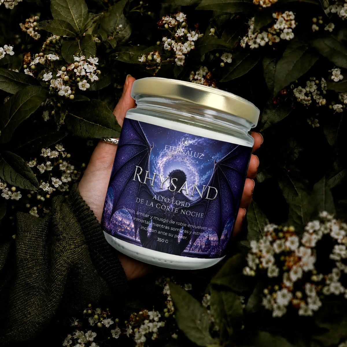 Vela inspirada en Rhysand de ACOTAR con aroma floral y amaderado a jazmín, ámbar y musgo