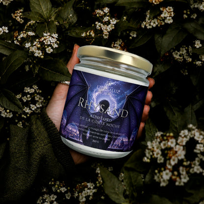 Vela inspirada en Rhysand de ACOTAR con aroma floral y amaderado a jazmín, ámbar y musgo