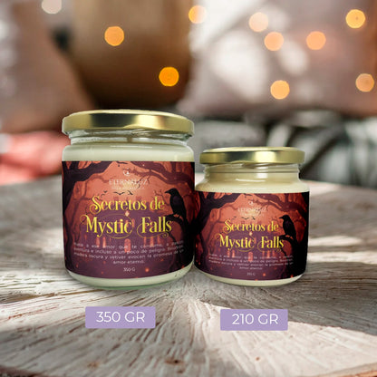 Vela aromática Secretos de Mystic Falls de Eternaluz con aroma a bourbon, madera y vetiver profundo.