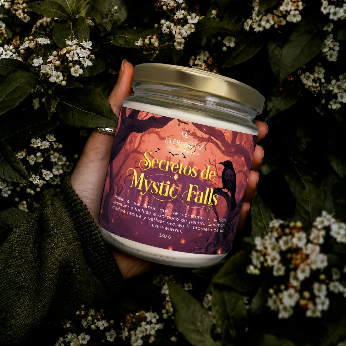 Vela aromática Secretos de Mystic Falls de Eternaluz con aroma a bourbon, madera y vetiver profundo.