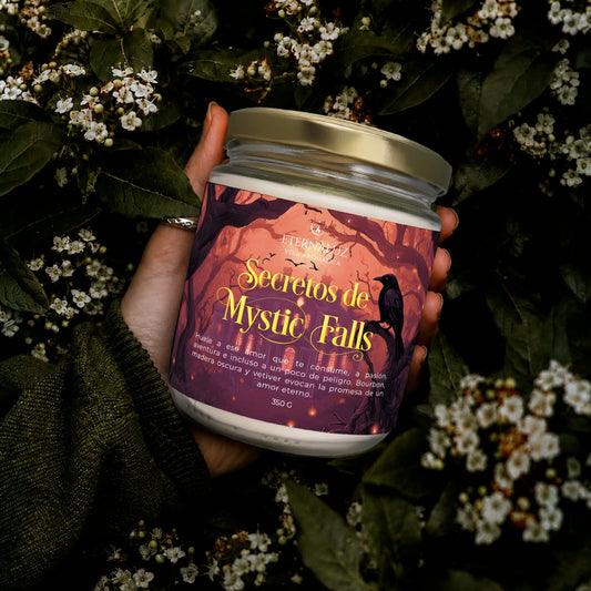 Vela aromática Secretos de Mystic Falls de Eternaluz con aroma a bourbon, madera y vetiver profundo.
