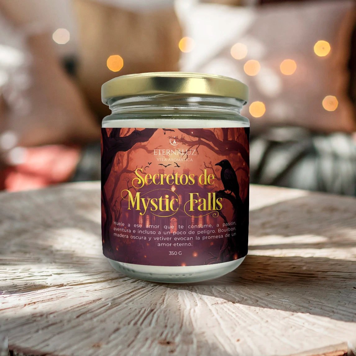 Vela aromática Secretos de Mystic Falls de Eternaluz con aroma a bourbon, madera y vetiver profundo.