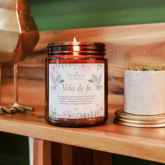 Vela de soya y coco con aroma a lavanda y tilo, ideal para meditación y momentos de calma